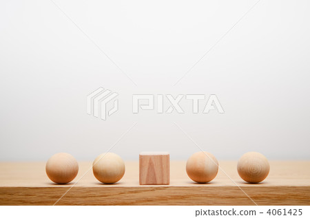 Represent a mismatch of attribute differences 4061425