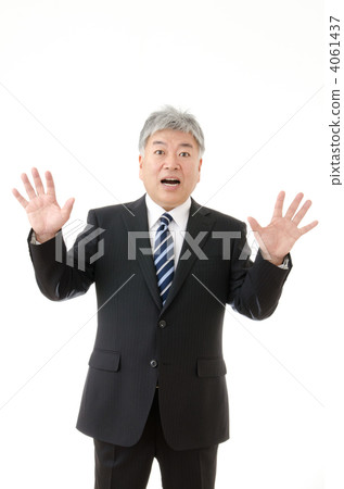 Senior men wearing a suit 4061437