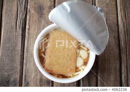 Instant Fox Udon noodles left in hot water for 3 minutes 4062236