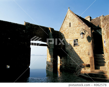 Mont-Saint-Michel's water gate 4062578