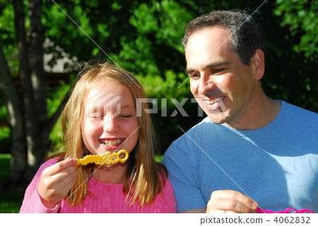 Family summer laughing 4062832