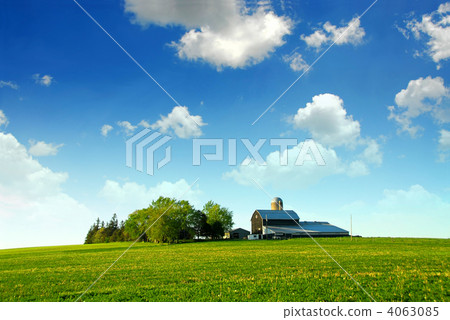 Farmhouse and barn 4063085