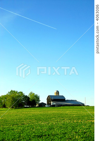 Farmhouse and barn 4063086