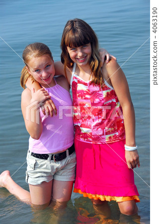 Two preteen girls 4063190