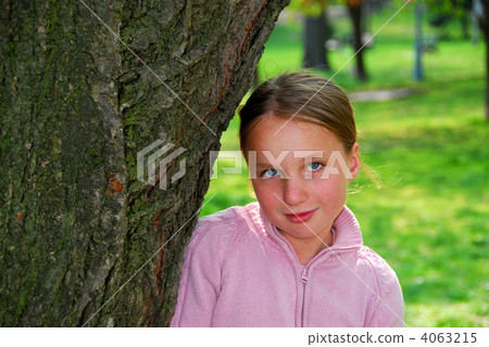 Girl and big tree 4063215