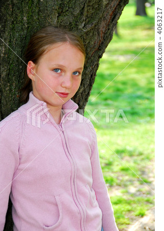 Girl and big tree 4063217