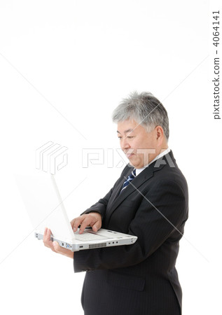 穿著衣服的老人 4064141