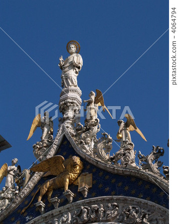 Saint Mark's statue in front of Cathedral of St. Mark's Square 4064794
