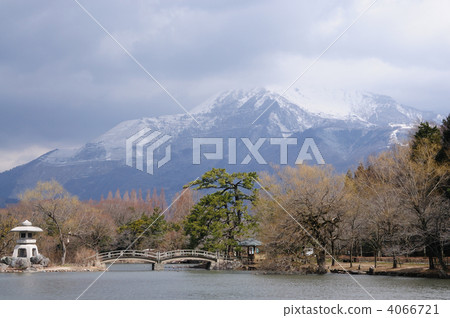 Mishima Pond and Ibukiyama 4066721