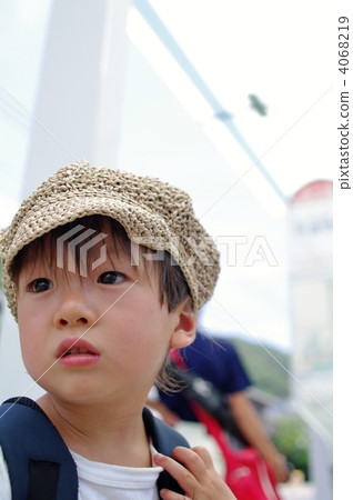 一個孩子在等公共汽車 一個孩子在等公共汽車 4068219