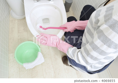 Housewife to clean the toilet Housewife to clean the toilet 4069855