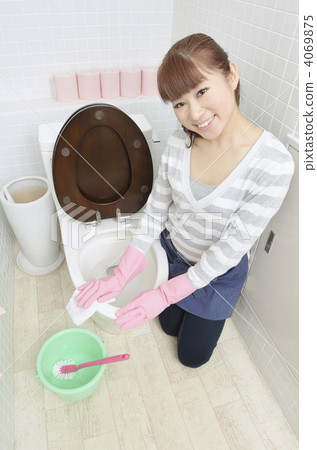 Young housewife cleaning toilet Young housewife cleaning toilet 4069875