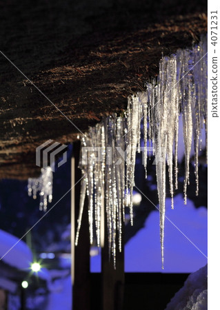 屋簷下的屋簷冰柱 4071231