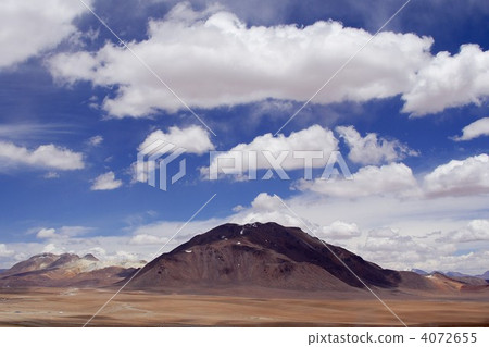 南美智利北部安第斯山脈阿塔納卡高原下顎，夏季安第斯山脈海拔5100米。 4072655