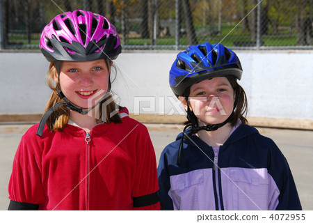Two girls rollerblading 4072955