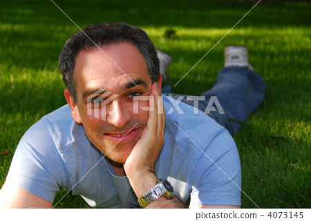 Man relaxing outside 4073145