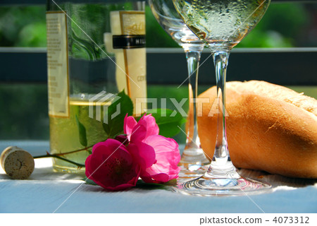 White wine with glasses closeup 4073312