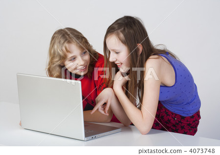 boy and girl with laptop 4073748