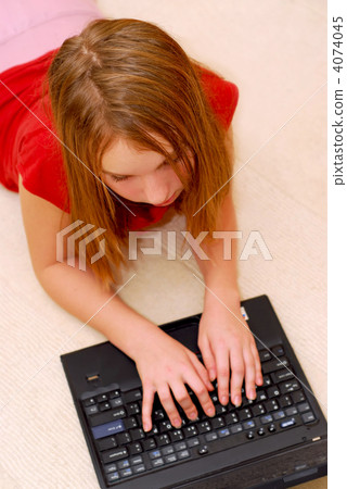 Girl computer 4074045