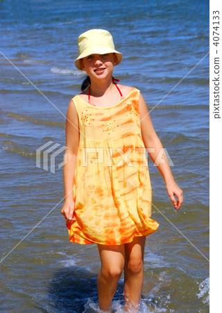 Girl beach 4074133