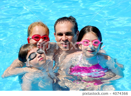 Family fun pool 4074366
