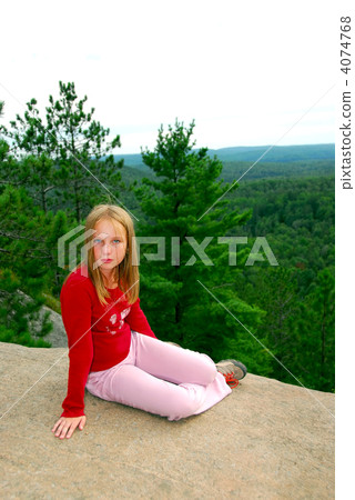 Girl edge cliff 4074768