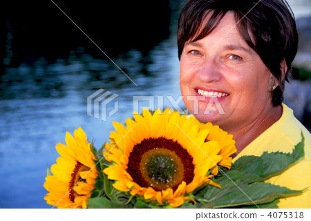 Woman sunflowers 4075318