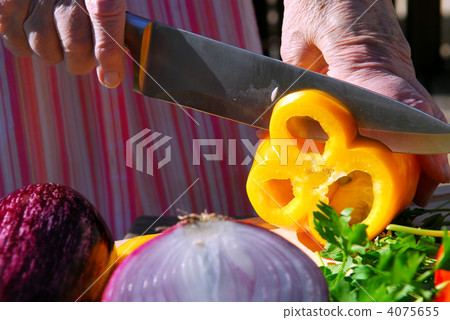 Cutting vegetables 4075655