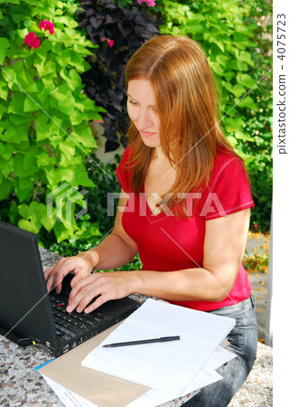 laptop, using laptop, female 4075723