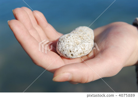 Hand with stone 4075889