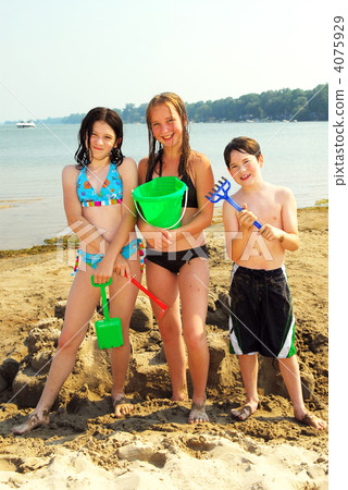 Sandcastle builders 4075929