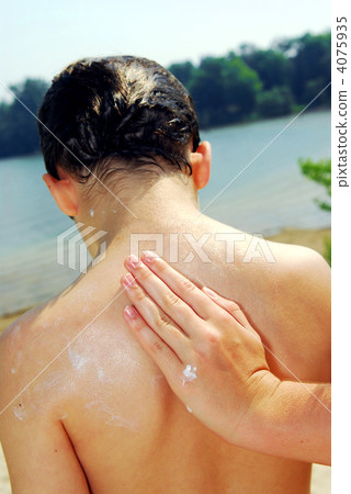 Applying sunscreen 4075935
