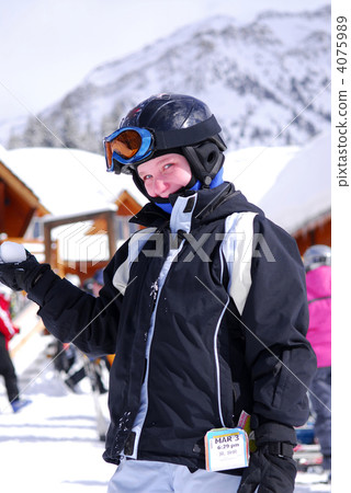 Child at downhill skiing resort 4075989