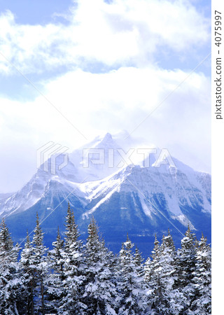 Snowy mountain 4075997