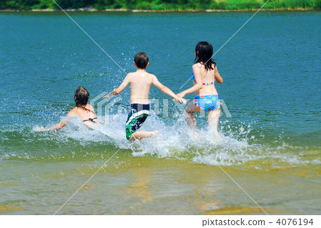 Children running into water 4076194
