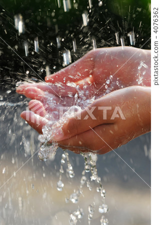 Hands and water 4076362