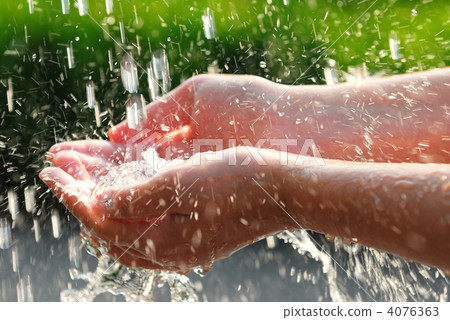 Hands and water 4076363