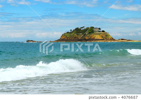 Island in the ocean 4076687
