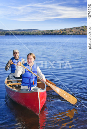 Family canoe trip 4076698
