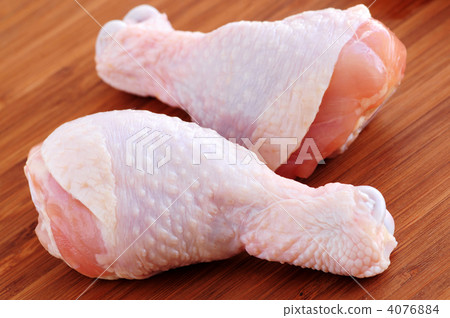 Raw chicken drumsticks 4076884