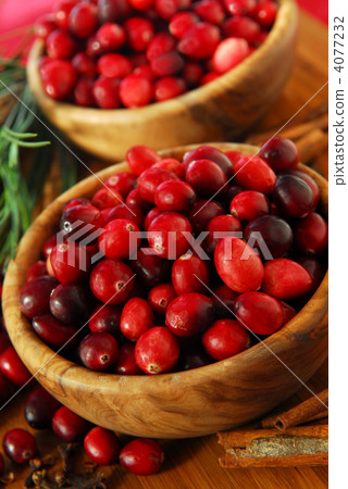 Cranberries in bowls 4077232