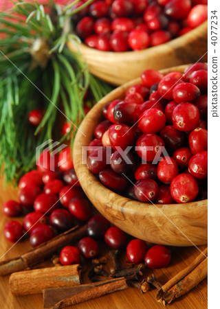 Cranberries in bowls 4077234