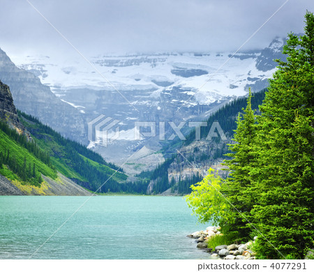 Lake Louise with mountains 4077291