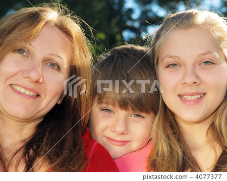 Family portrait 4077377