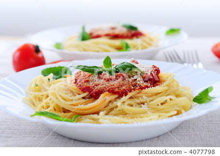 Pasta and tomato sauce 4077798
