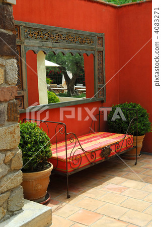 Courtyard of a villa 4083271