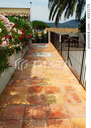 Courtyard of a villa 4083279