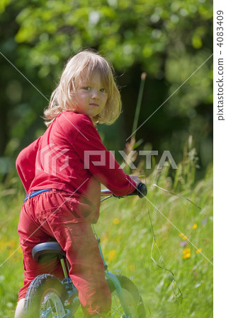 boy with bicycle 4083409