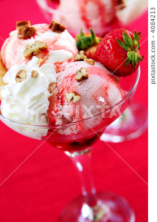 Strawberry ice cream sundae 4084213