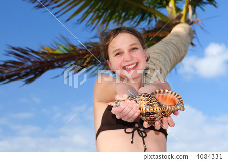 Young girl with seashell 4084331